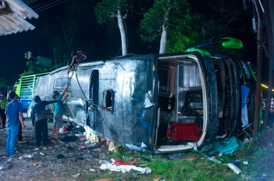 TANG THƯƠNG :Xe buýt chở học sinh tốt nghiệp gặp nạn, 11 người tử vong